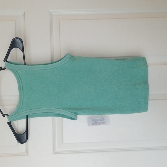 American eagle tank size medium in a gorgeous green - Picture 2 of 2